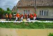 Pomoc vojakov poas povodn v rmci opercie Nekonen d 2010 Neverending Rain